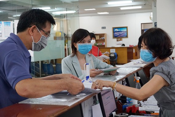 Tăng động lực cho khu vực công Chi đoàn Chi cục Thuế quận 4 trong ngày thứ bảy tình nguyện (7-5). Ảnh: THU HƯỜNG