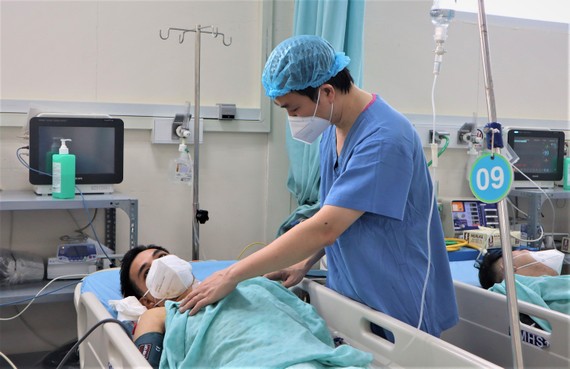 TPHCM: Các bệnh viện thiếu hụt điều dưỡng Nhân viên y tế Bệnh viện Bình Dân đang chăm sóc người bệnh