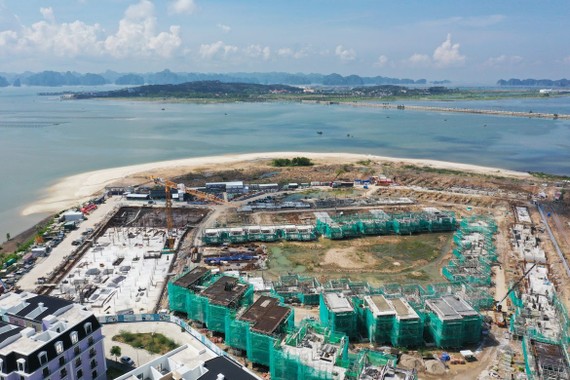 Lấn biển xây đô thị tại Quảng Ninh: Kinh tế phát triển, nỗi lo môi trường Xung quanh vịnh Hạ Long đang có hàng loạt công trình xây dựng đô thị, khu nghỉ dưỡng. Ảnh: QUANG PHÚC