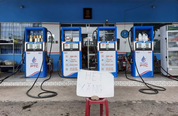 Làm rõ một số cửa hàng xăng dầu thông báo hết xăng Một cây xăng ở Đồng Tháp treo bảng hết xăng. Ảnh: QUỐC BÌNH