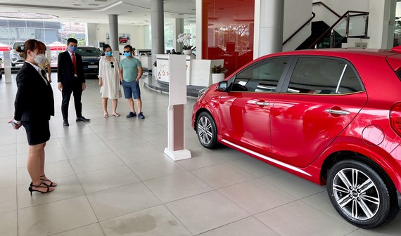 Thị trường ô tô cuối năm: Khan hàng, siết cho vay  Khách hàng xem, chọn mua xe tại một showroom ở quận 7, TPHCM. Ảnh: Hoàng Hùng
