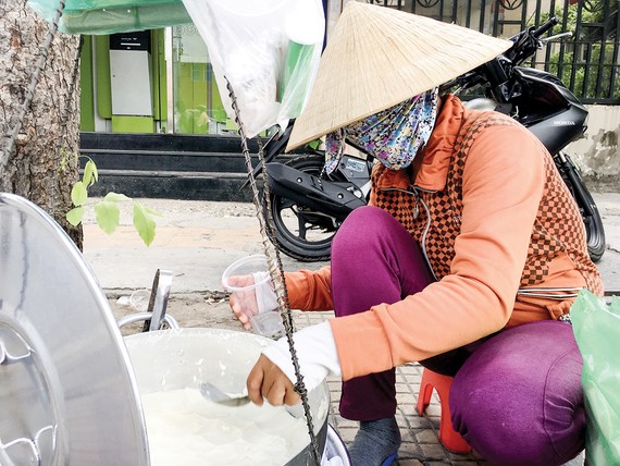 Mong cái tết no ấm hơn Chị Trần Thị Thúy (quê Quảng Ngãi, bán tàu hũ dạo) năm nay không về quê đón tết mà ở lại TPHCM mưu sinh