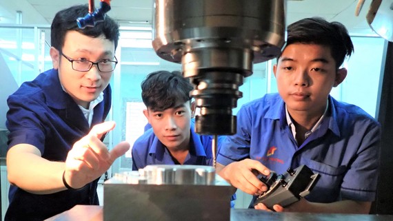 Sinh viên Trường Cao đẳng Lý Tự Trọng trong giờ thực hành trên máy (ảnh chụp trước khi dịch Covid-19 bùng phát)