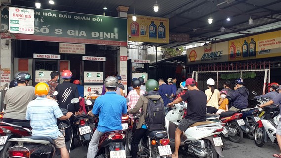 TPHCM: Người dân chen chúc đổ xăng, nhiều nơi thông báo hết xăng Người dân chờ đổ xăng. Ảnh: LẠC PHONG