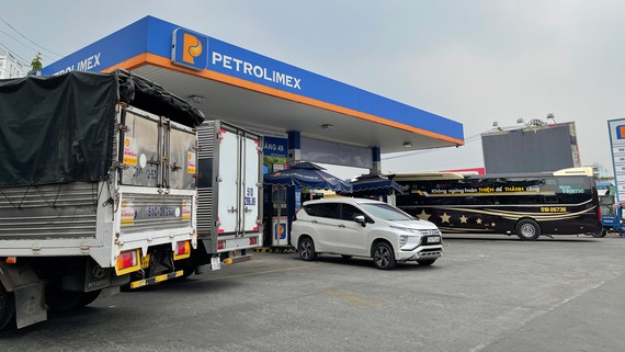 Ô tô xếp hàng chờ đổ xăng Nhiều ô tô xếp hàng chờ đổ xăng dầu. Ảnh: THANH HẢI