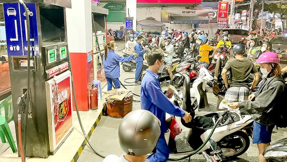 Đổ xô mua xăng dầu Người dân đổ xô đi mua xăng trên đường Nguyễn Thị Thập lúc 22 giờ, ngày 10-3. Ảnh: HOÀNG HÙNG