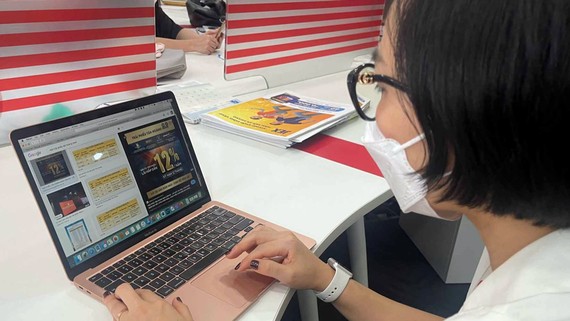 Kiểm soát thị trường trái phiếu Nhà đầu tư cá nhân tìm hiểu trái phiếu doanh nghiệp. Ảnh: HOÀNG HÙNG