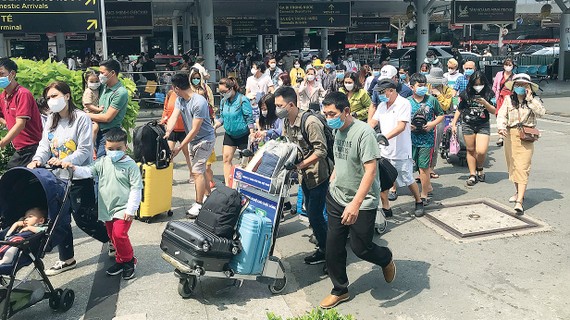 Rất đông người dân trở lại TPHCM qua sân bay Tân Sơn Nhất. Ảnh: QUỐC HÙNG