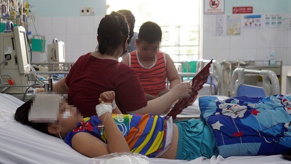 Dịch sốt xuất huyết đến sớm, nhiều ca nguy hiểm Bệnh nhi mắc sốt xuất huyết đang điều trị tại Bệnh viện Nhi đồng 2