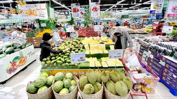 Người dân đi mua sắm tại MM Mega Market An Phú, An Khánh, TP Thủ Đức. Ảnh: HOÀNG HÙNG