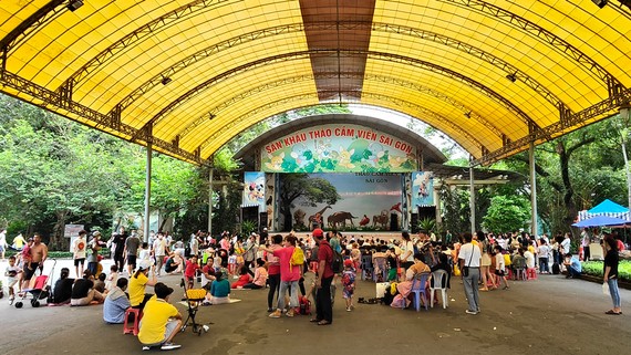 Thảo Cầm viên Sài Gòn nhộn nhịp khách hè Khách tham quan hào hứng xem chương trình văn nghệ