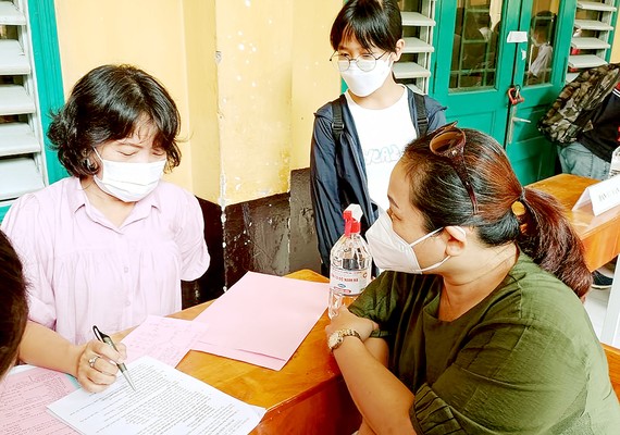 Đắn đo với môn học tự chọn ở lớp 10  Phụ huynh Trường THPT Trưng Vương (quận 1, TPHCM) tham gia tư vấn chọn tổ hợp môn học lớp 10, sáng 14-7