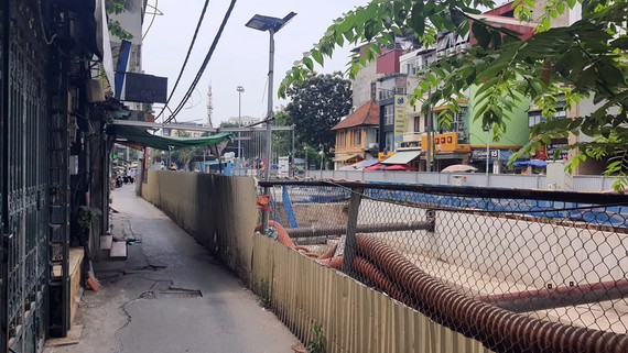 Dự án đường sắt đô thị Nhổn - Ga Hà Nội: Chậm tiến độ, cuộc sống nhiều hộ dân bị đảo lộn Cuộc sống nhiều hộ dân tại khu vực thi công ga ngầm đường sắt Nhổn - Ga Hà Nội bị đảo lộn, có hộ phải thuê nhà nơi khác để ở. Ảnh: QUỐC KHÁNH