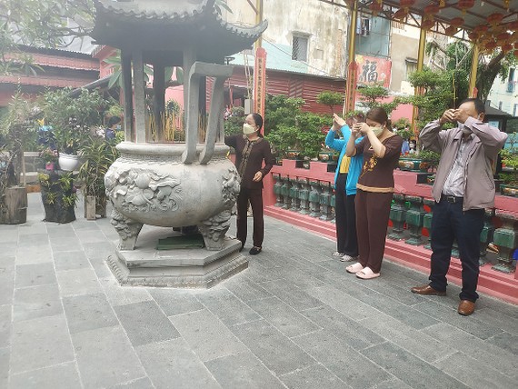 Nét đẹp lễ chùa đầu năm  Người dân đến thắp hương, cầu an tại chùa Phước Hải