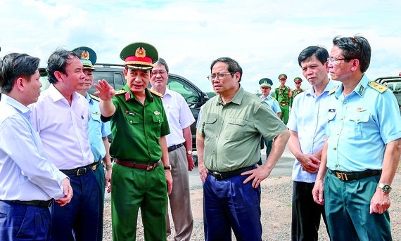 Gỡ vướng mắc, bàn giao đất làm Dự án nhà ga T3 sân bay Tân Sơn Nhất Thủ tướng Phạm Minh Chính kiểm tra, khảo sát dự án nhà ga T3 sân bay Tân Sơn Nhất, ngày 9-7-2022. Ảnh: TTXVN