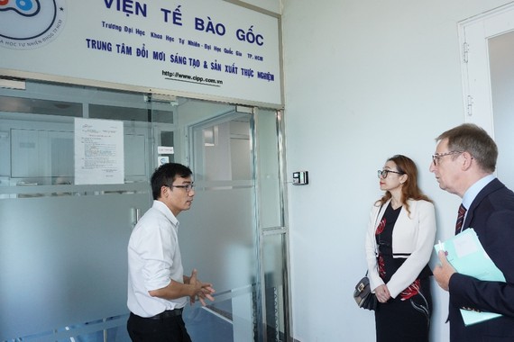 Hợp tác sản xuất thuốc tế bào gốc Đoàn đi tham quan Trung tâm Đổi mới Sáng tạo và Sản xuất Thực nghiệm của Viện Tế bào gốc. Ảnh: vnuhcm.edu.vn
