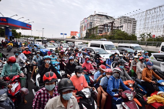 Bộ trưởng Bộ GTVT Nguyễn Văn Thể: Giao thông TPHCM đang ách tắc khắp nơi Các phương tiện ùn ứ gần khu vực Sân bay Tân Sơn Nhất. Ảnh: CHÍ THẠCH