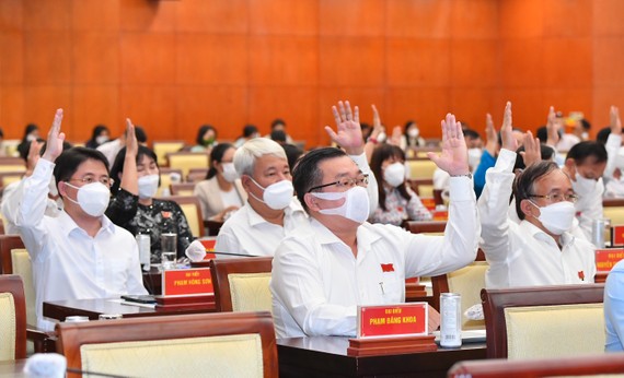 HĐND TPHCM thông qua 12 Nghị quyết quan trọng Các đại biểu HĐND TPHCM biểu quyết thông qua Nghị quyết kỳ họp. Ảnh: VIỆT DŨNG