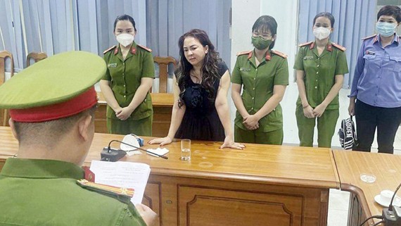 Những lùm xùm trước khi bà Nguyễn Phương Hằng bị khởi tố, bắt tạm giam Công an tống đạt các quyết định với bà Nguyễn Phương Hằng