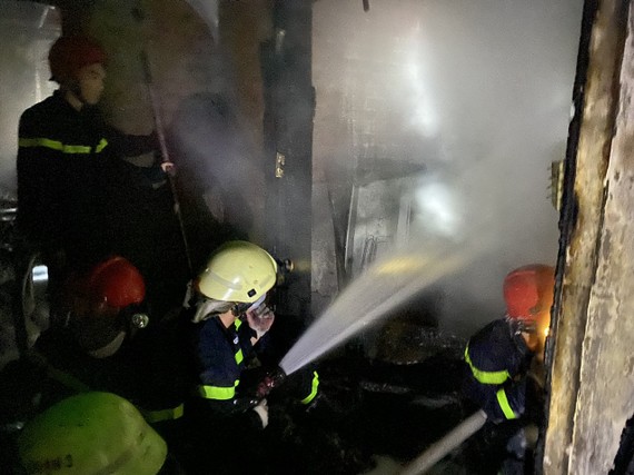 TPHCM: Cháy nhà 4 tầng ở quận 3, 4 người được đưa ra ngoài an toàn Lực lượng chức năng chữa cháy tại hiện trường