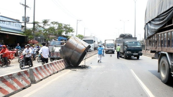 Bộ GTVT yêu cầu xử lý vụ xe tải làm rơi cuộn thép trên đường  Xe tải làm rơi cuộn thép trên đường Vành đai 3 Hà Nội ngày 9-8
