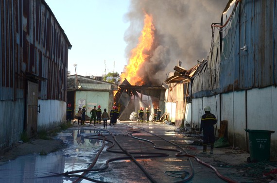 Cháy lớn tại kho bãi Công ty Cổ phần Vật tư vận tải xây lắp Điện lực Miền Trung Lực lượng chức năng TP Đà Nẵng khống chế đám cháy