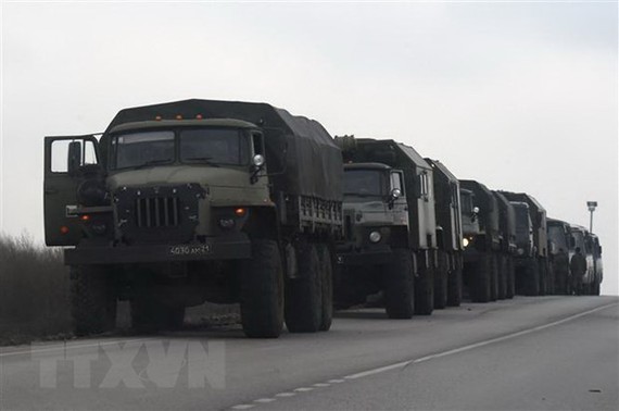 Tổng thống Ukraine xác nhận Nga tấn công  Xe quân sự của Nga được triển khai ở vùng Rostov, miền Nam Nga, giáp với Cộng hòa nhân dân Donetsk (DPR) tự xưng ở miền Đông Ukraine, ngày 23-2-2022. Ảnh: AFP/TTXVN