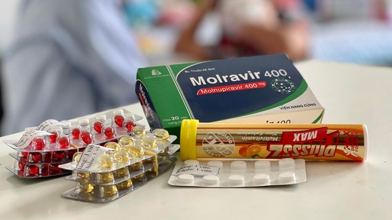 Tự ý mua, sử dụng thuốc điều trị Covid-19: Coi chừng tiền mất tật mang Nhà thuốc bán thuốc Molnupiravir kèm các thuốc hỗ trợ điều trị Covid-19 cho bệnh nhân tự điều trị tại nhà. Ảnh: HOÀNG HÙNG