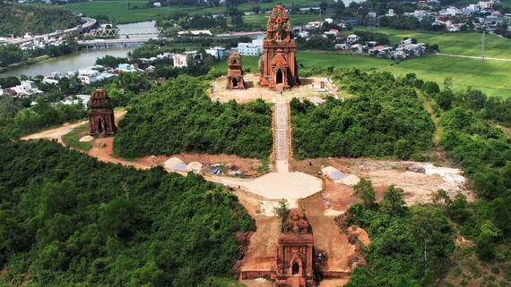 Vụ mang máy đào vào công trình tôn tạo tháp Chăm ngàn năm tuổi: Không thể đối xử thô bạo với di tích Một khoảng cây rừng lá thấp, cỏ, đá cuội bị san ủi trắng tại vùng lõi di tích cụm tháp Chăm Bánh Ít. Ảnh: NGỌC OAI