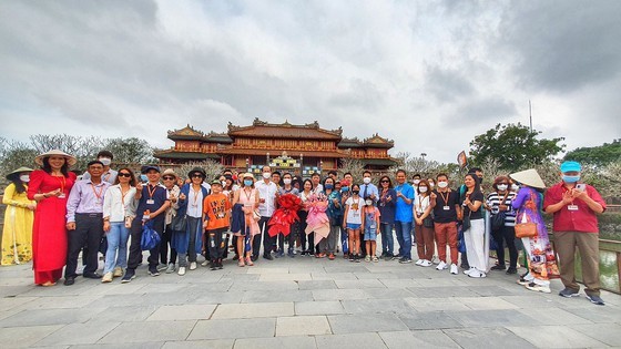 Đảm bảo an toàn, thuận tiện cho du khách Trung tâm Bảo tồn di tích cố đô Huế tặng hoa cho đoàn khách tham quan Đại nội