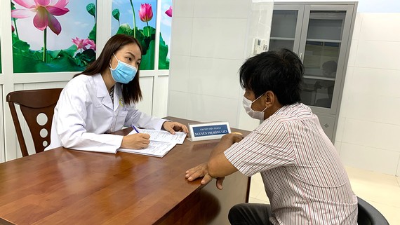 Quan tâm sức khỏe người khỏi bệnh sau khi mắc Covid-19 Người dân được khám, tư vấn tâm lý tại chương trình “Sức khỏe nhân dân - Nụ cười thầy thuốc”. Ảnh: HỒNG HẢI