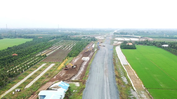 Tìm vốn đầu tư hạ tầng giao thông Khai thác quỹ đất dọc hai bên các dự án đường cao tốc tạo nguồn vốn xây dựng hạ tầng
