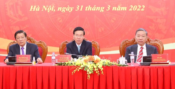 Xử lý nghiêm vi phạm có tính thách thức Thường trực Ban Bí thư Võ Văn Thưởng, Trưởng Ban Nội chính Trung ương Phan Đình Trạc và Bộ trưởng Bộ Công an Tô Lâm chủ trì hội nghị. Ảnh: TTXVN