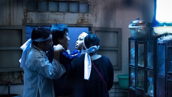 Tây làm phim ta Cảnh trong phim Đêm tối rực rỡ