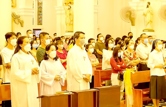 Lễ Phục sinh 2022 - sự sống chiến thắng và ước vọng bình an Giáo dân làm lễ ở Nhà thờ Tân Định tối 17-4. Ảnh: VĂN MINH