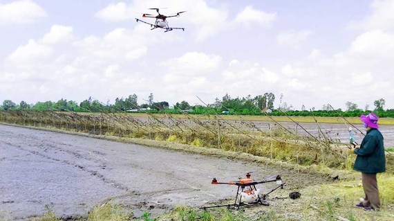Luồng gió mới từ nông dân thời @ Drone ngày càng xuất hiện nhiều trên đồng ruộng Hậu Giang
