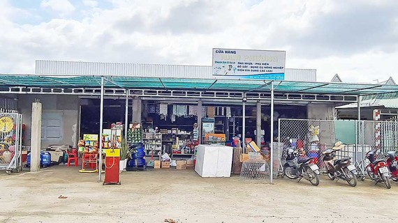 Cuộc sống mới bên đường cao tốc Trung Lương - Mỹ Thuận Tiệm tạp hóa của anh Lê Văn Nam bán đầy đủ đồ dùng