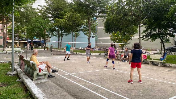 Sôi động thể dục ngoài trời, rèn sức khỏe Người dân tập thể dục thể thao tại công viên trong một khu dân cư ở quận Gò Vấp. Ảnh: BÙI TUẤN