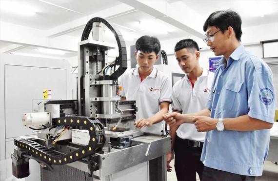 Tăng học phí song hành hỗ trợ người học  Sinh viên Trường Cao đẳng Kinh tế Kỹ thuật TPHCM trong giờ học thực hành