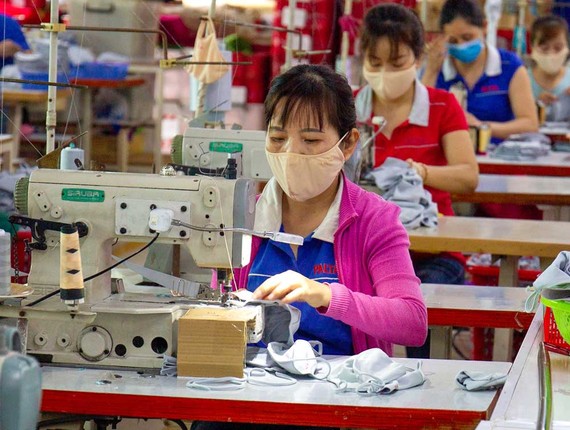 Dệt may Việt Nam: Mạnh nhưng chưa vững May sản phẩm xuất khẩu tại Công ty Dệt may Kim Dung, quận 12, TPHCM. Ảnh: HOÀNG HÙNG