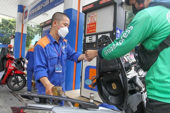 Petrolimex “độc quyền” bán xăng RON 95-V? Đổ xăng RON 95-V tại cửa hàng xăng dầu Petrolimex trên đường Trần Cao Vân (quận 1, TPHCM). Ảnh: HOÀNG HÙNG