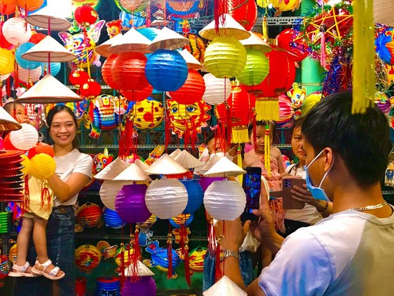 Phố lồng đèn rực rỡ đón Trung thu Phố lồng đèn Lương Nhữ Học (quận 5, TPHCM) nhộn nhịp trước Tết Trung thu