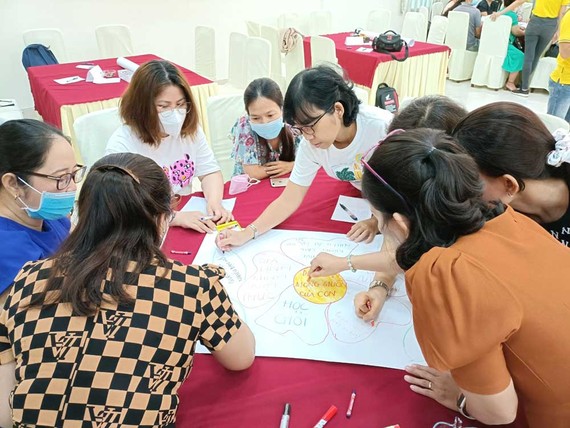 Phụ huynh đối diện áp lực tiền trường Phụ huynh học sinh khối lớp 6, Trường THPT Lương Thế Vinh (quận 1, TPHCM) tìm hiểu chương trình học của con vào cuối tháng 8-2022