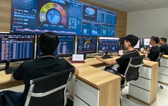 Cẩn trọng tấn công mạng kèm lừa đảo  Giám sát các cuộc tấn công mạng tại một trung tâm an toàn thông tin ở TPHCM. Ảnh: TẤN Ba
