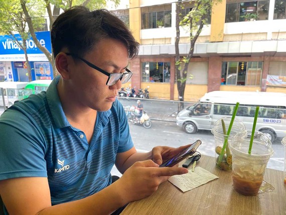 Dễ dàng nộp thuế qua mạng  Với app eTax Mobile, người dân có thể khai báo, nộp thuế mọi lúc mọi nơi. Ảnh: HOÀNG HÙNG