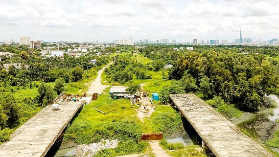 Đường Vành đai 2 chờ vốn để khép kín Một đoạn tuyến của đường Vành đai 2 (qua TP Thủ Đức) dừng thi công từ năm 2020