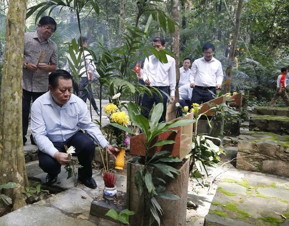 Chuyện ở khu dự trữ sinh quyển thế giới - Bài 2: Đội bảo vệ “đỏ” ở di tích Trung ương Cục miền Nam Trưởng Ban Tuyên giáo Trung ương Nguyễn Trọng Nghĩa thắp hương tưởng niệm các liệt sĩ tại Nghĩa trang liệt sĩ Mã Đà (Vĩnh Cửu, Đồng Nai) tháng 7-2022. Ảnh: VĂN PHONG