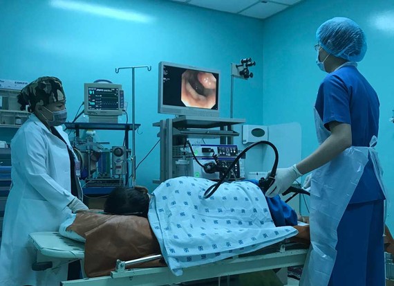 Bác sĩ đang nội soi trực tràng cho người bệnh