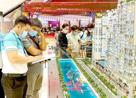 Hệ số điều chỉnh giá đất tăng 1.0: Đảm bảo hài hòa lợi ích Người dân tìm hiểu giá căn hộ tại một dự án ở TPHCM. Ảnh: CAO THĂNG