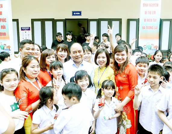 Bảo vệ và giáo dục trẻ em là chiến lược lâu dài của đất nước Chủ tịch nước Nguyễn Xuân Phúc đến thăm, tặng quà trẻ khuyết tật tại Trung tâm Nuôi dưỡng trẻ khuyết tật Hà Nội (thị trấn Chúc Sơn, huyện Chương Mỹ). Ảnh: QUỐC HÙNG